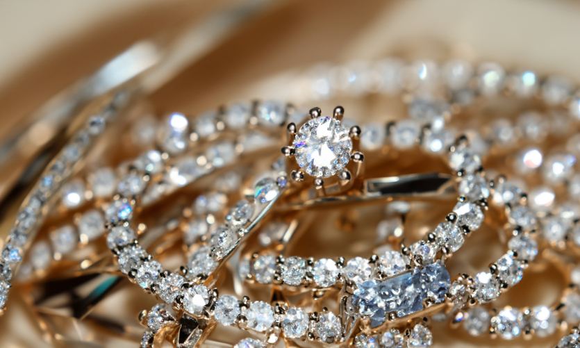 Ученые создали твердый гидрид золота вместе с алмазами — обычно металл очень инертен