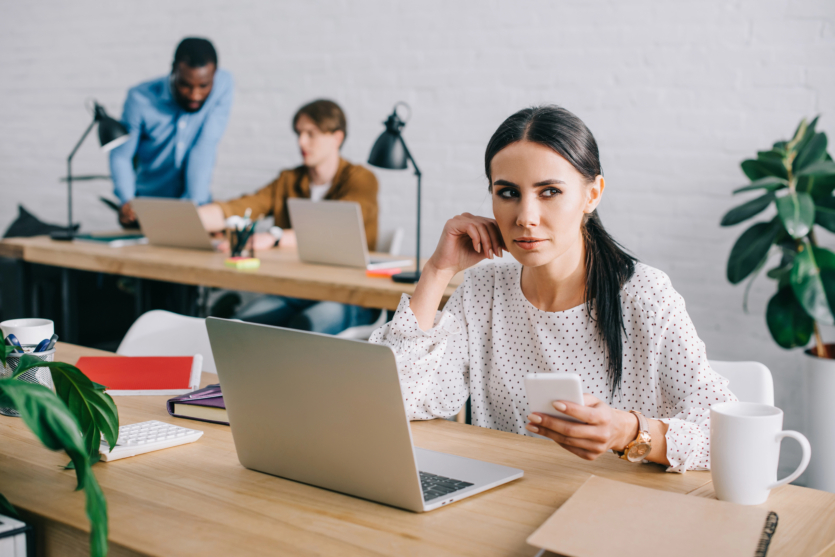 Треть работников скорее будет мыть туалет, чем попросит помощи у коллег, — исследование