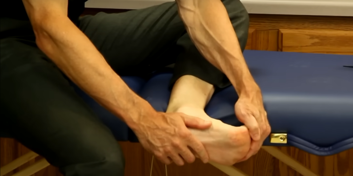 Как правильно делать массаж стоп: сгибайте пальцы ног