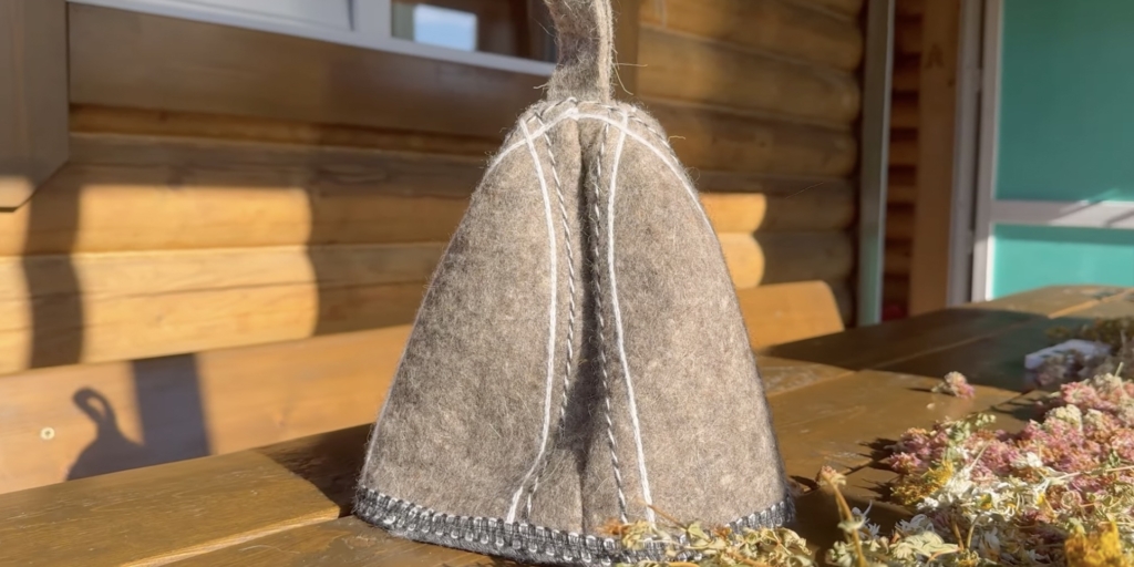 Что взять с собой в баню: шапочка