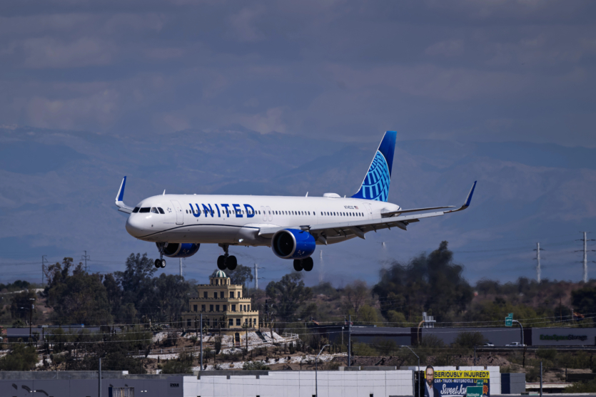 Щось із космосу врізалось в літак United Airlines і пробило вітрове скло
